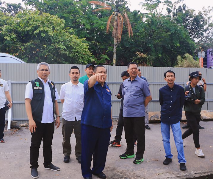 Pj Gubernur Riau SF Hariyanto memantau proses pelebaran Jalan Sultan Syarif Qasim dari sisi Masjid An Nur, Minggu (9/6/2024). Foto: Istimewa.