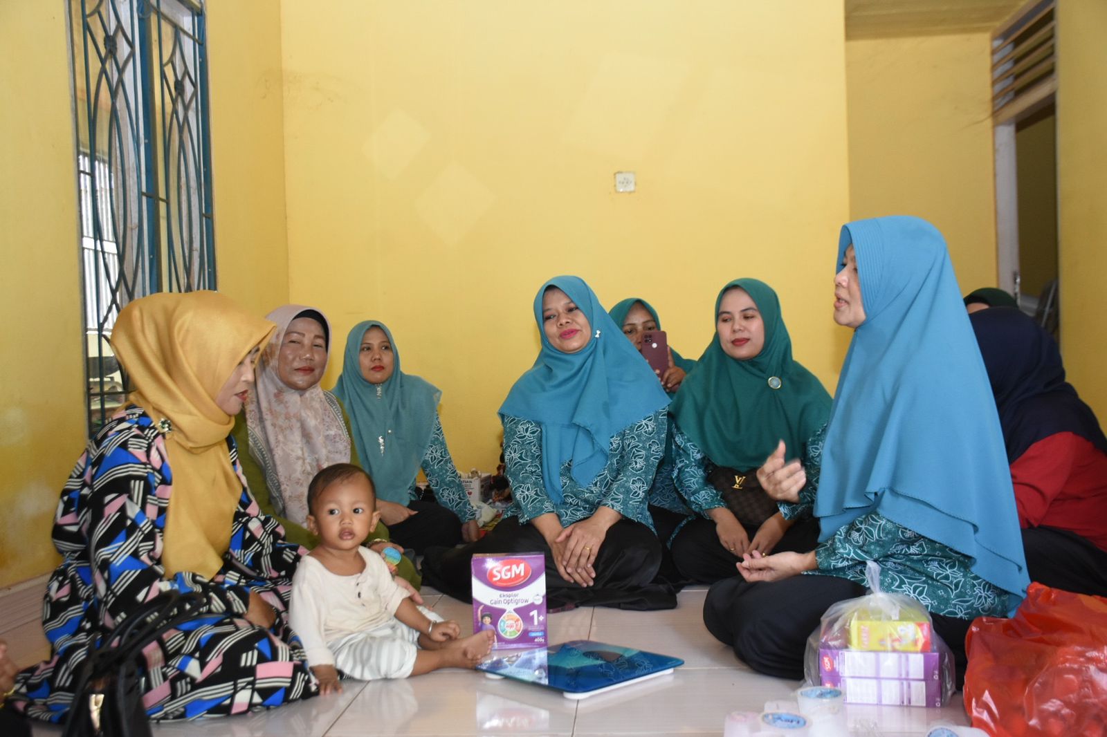 Penyerahan makanan tambahan untuk anak stunting di Kecamatan Tambang