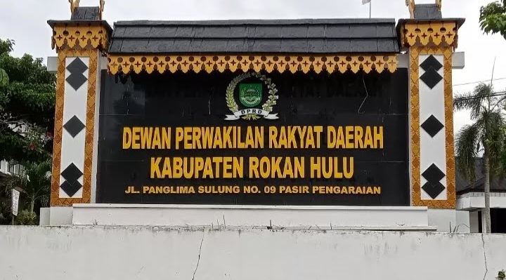 Kantor DPRD Rokan Hulu/SegmenNews.oom