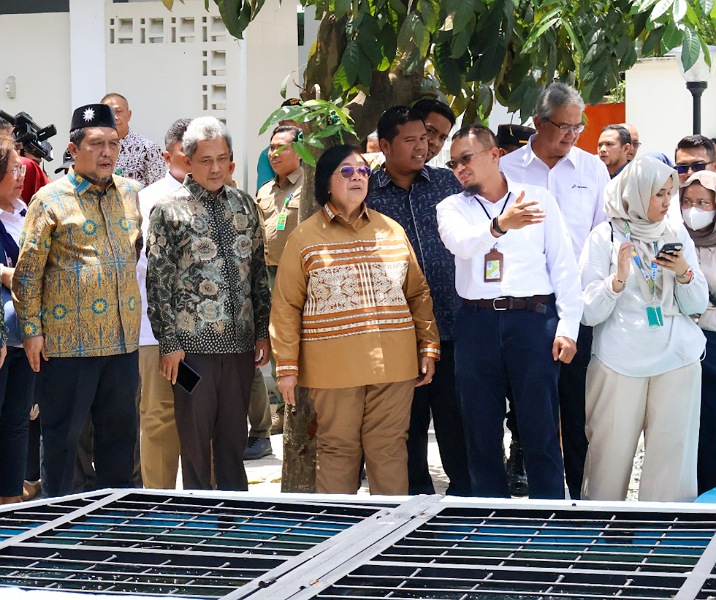 Menteri LHK Siti Nurbaya Bakar meninjau Taman Ekoriparian di salah satu kampus di Pekanbaru, Senin (30/9/2024). Foto: Istimewa.