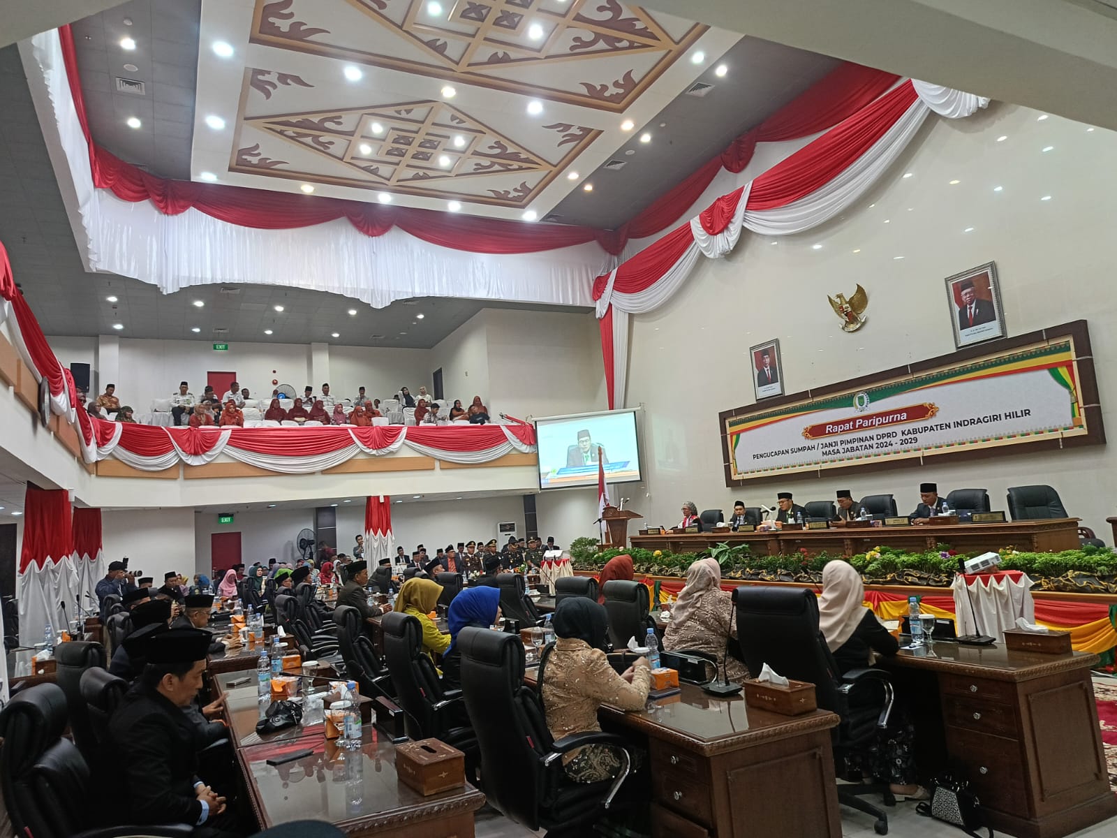 Pimpinan DPRD Inhil resmi memimpin rapat paripurna setelah diambil sumpahnya