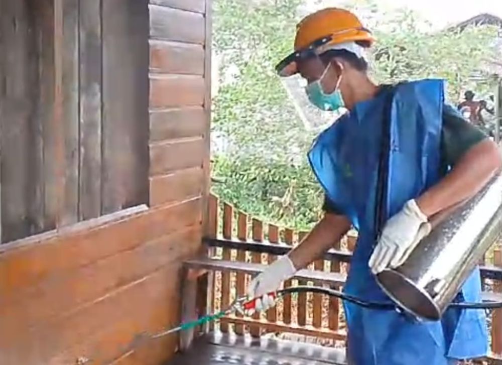 Penyemprotan Insektisida di rumah-rumah warga Desa Kuala Selat Inhil