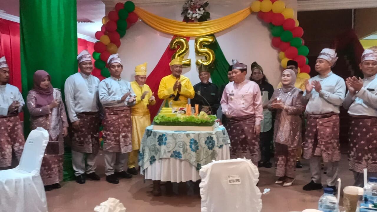 Hari Ulang Tahun (HUT) Kabupaten Rokan Hulu (Rohul) ke 25 Tahun, Pemerintah Kabupaten (Pemkab) Rohul menggelar upacara peringatan di halaman Kantor Bupati Rohul, Sabtu (12/10/2024).