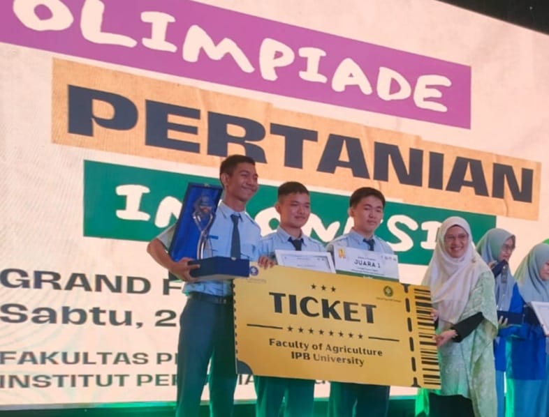 Tiga Pelajar SMAN 1 Bengkalis yang jadi juara Olimpiede Petanian Indonesia