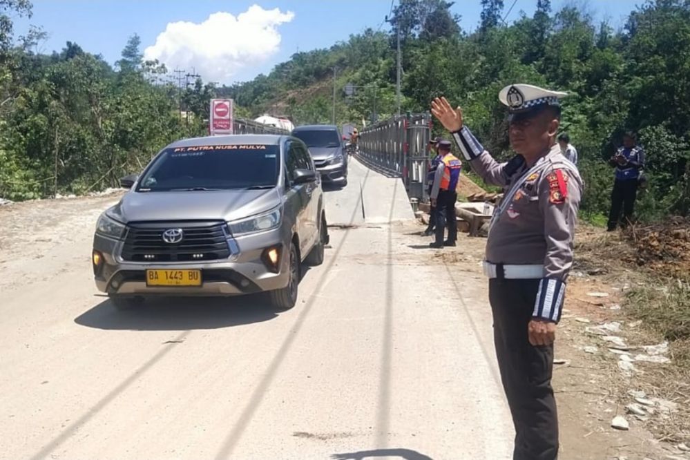 Lalu lintas di sekitar jalan longsor Desa Tanjung Alay Kampar