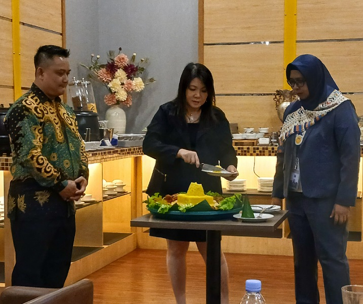 Direktur PT Bumi Liputan Angkasa Sucin Rahayu memotong tumpeng sebagai tanda diresmikannya Blue Sky Premier Lounge kedua di lantai 1 (area tunggu keberangkatan penumpang) di Bandara SSK II, Jumat (1/11/2024). Foto: Surya/Riau1.