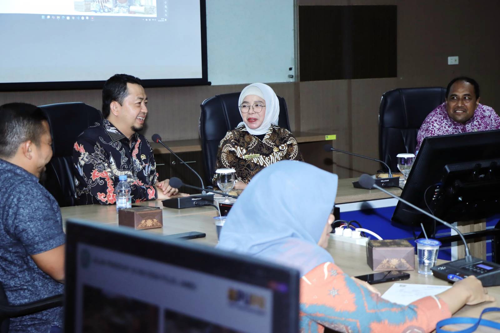 Rapat pembahasan penyelesaian pembangunan jembatan Gantung Pulau Jambu-Bukit Ranah Kampar