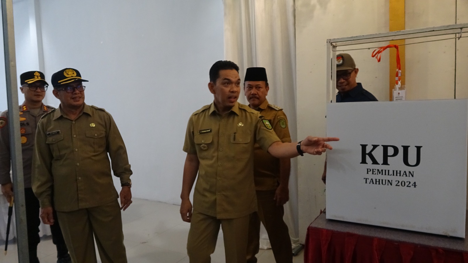 Pj Bupati Inhil, Erisman Yahya tinjau salah satu TPS di Tembilahan