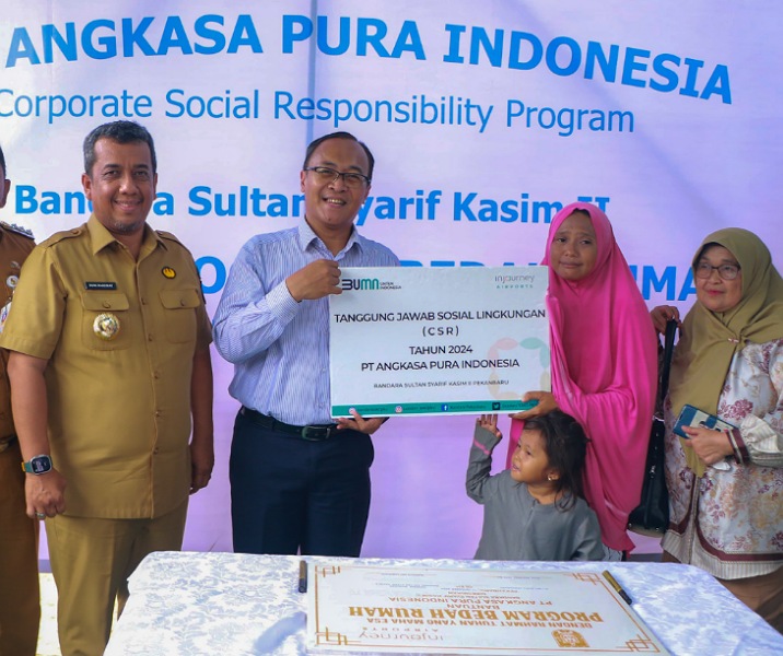 GM Bandara SSK II Pekanbaru Radityo Ari Purwoko secara simbolis menyerahkan kembali rumah yang telah direnovasi melalui program CSR kepada pemiliknya, Nurlia. Foto: Istimewa.