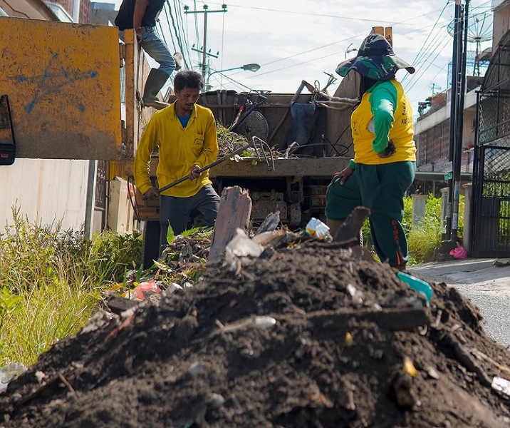 Pasukan kuning Dinas PUPR Pekanbaru membersihkan sedimen yang di Jalan Kampar pada 17 Desember 2024. Foto: Istimewa.