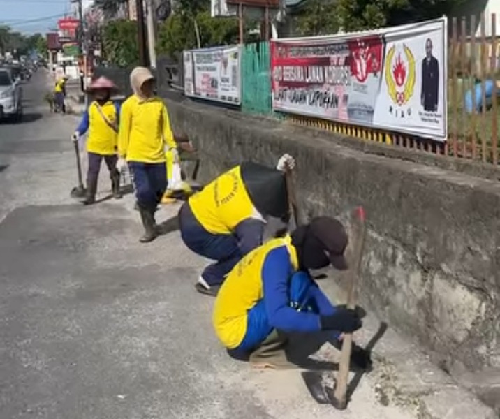 Pasukan kuning Dinas PUPR Pekanbaru membersihkan drainase Jalan Imam Munandar. Foto: Istimewa.