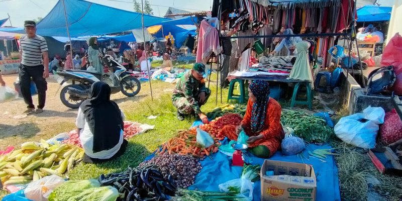 Jual beli di salah satu pasar tradisional Kampar