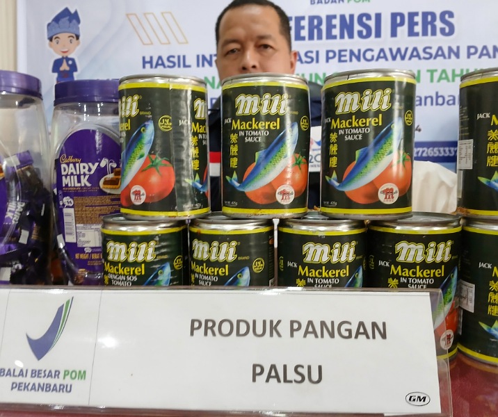 BPPOM Pekanbaru menyita produk pangan palsu yang dijual dengan harga murah di pasaran. Foto: Surya/Riau1.