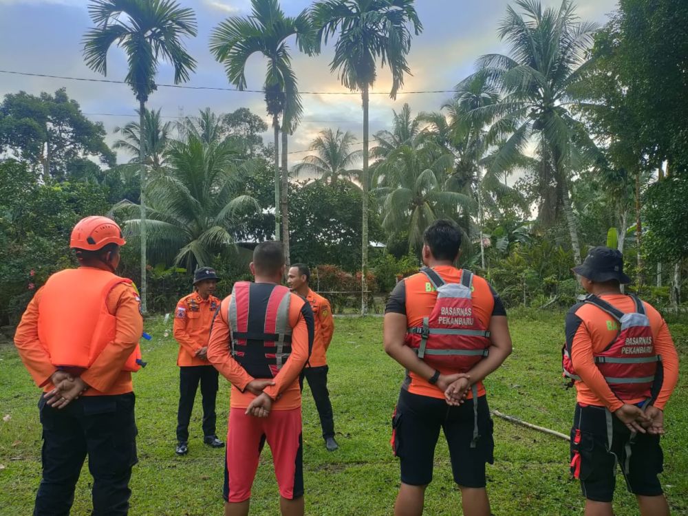 Tim SAR yang melakukan pencarian lansia di Sungai Kampar