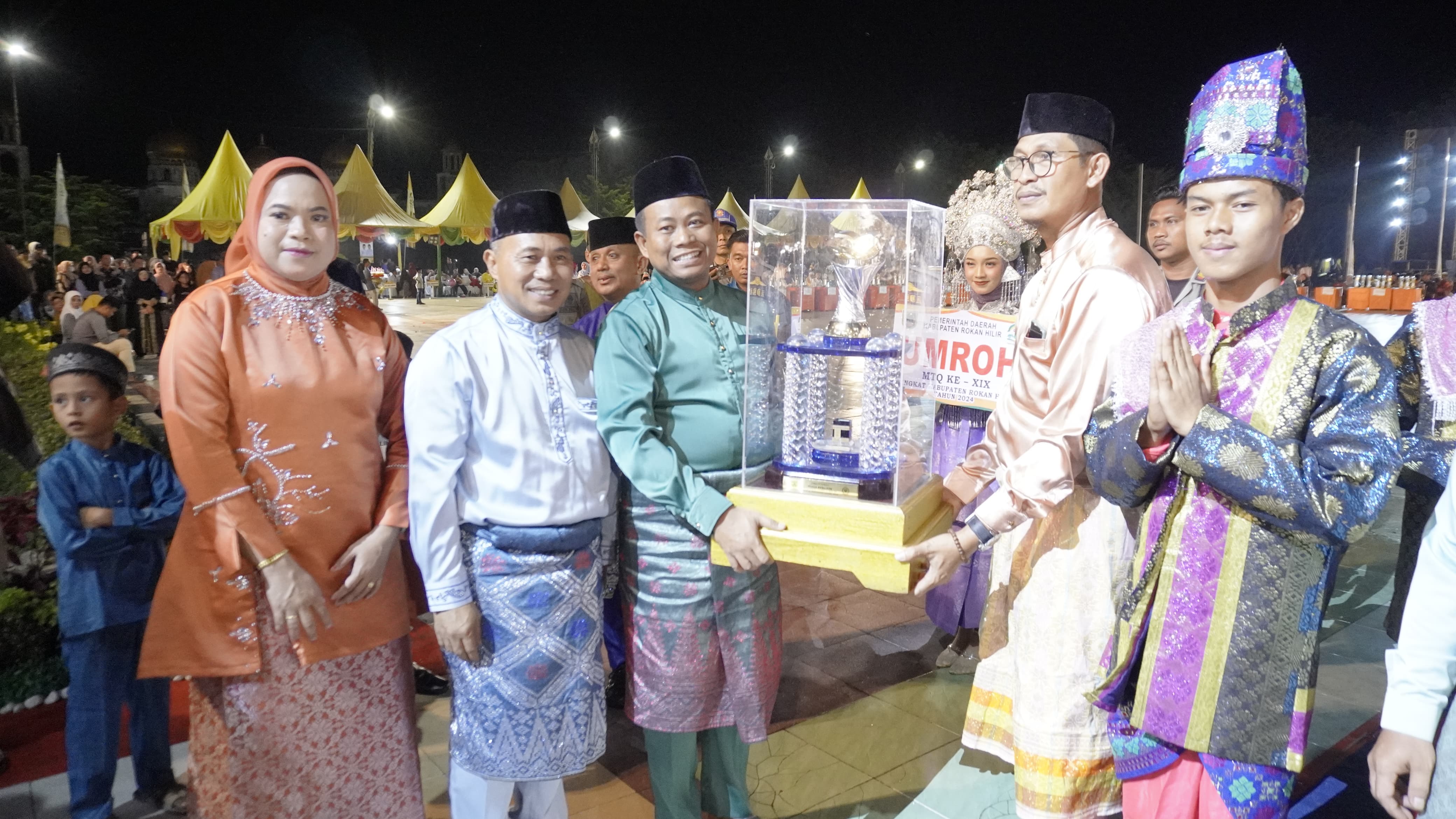 Penyerahan Piala Juara Umum MTQ Rohil 2024