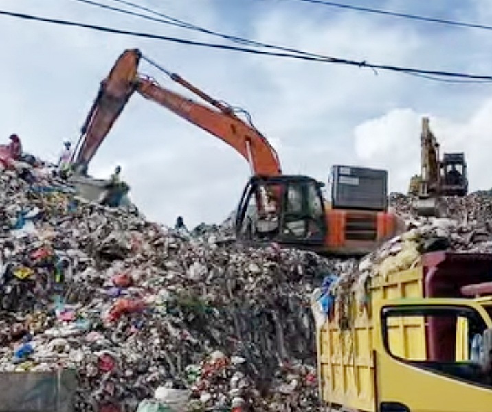 Alat berat sedang menyusun tumpukan sampah di TPA 2 Muara Fajar. Foto: Istimewa.