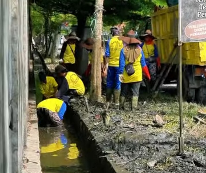 Pasukan kuning sedang membersihkan anak sungai di Jalan Swakarya Panam. Foto: Istimewa.