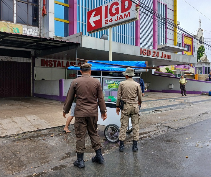 Petugas Satpol PP Pekanbaru mengusir pedagang yang masih berjualan di Jalan Ahmad Yani, Selasa (7/1/2025). Foto: Surya/Riau1.