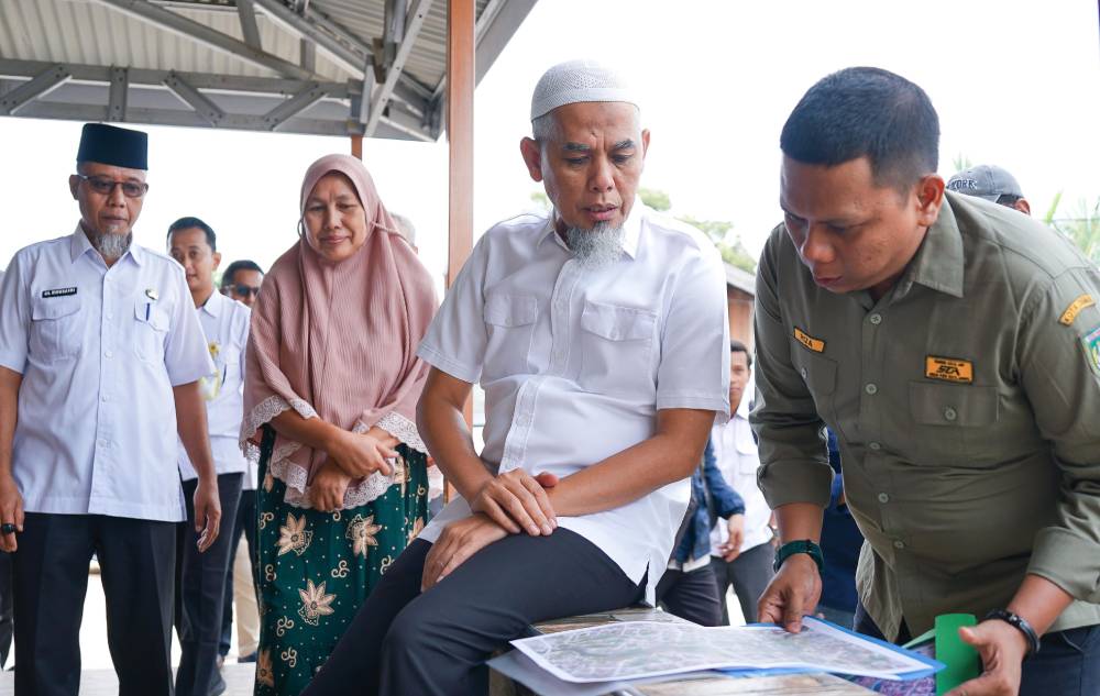 Wali Kota H. Paisal di kawasan Bantaran Sungai Dumai