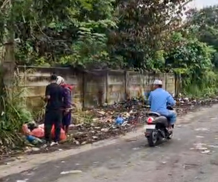 Pemko Pekanbaru ikut membantu operator dalam pengangkutan sampah. Foto: Istimewa.