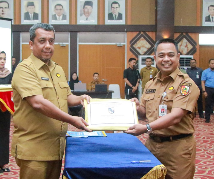 Pj Wali Kota Pekanbaru Roni Rakhmat menyerahkan DPA kepada kepala OPD. Foto: Istimewa.