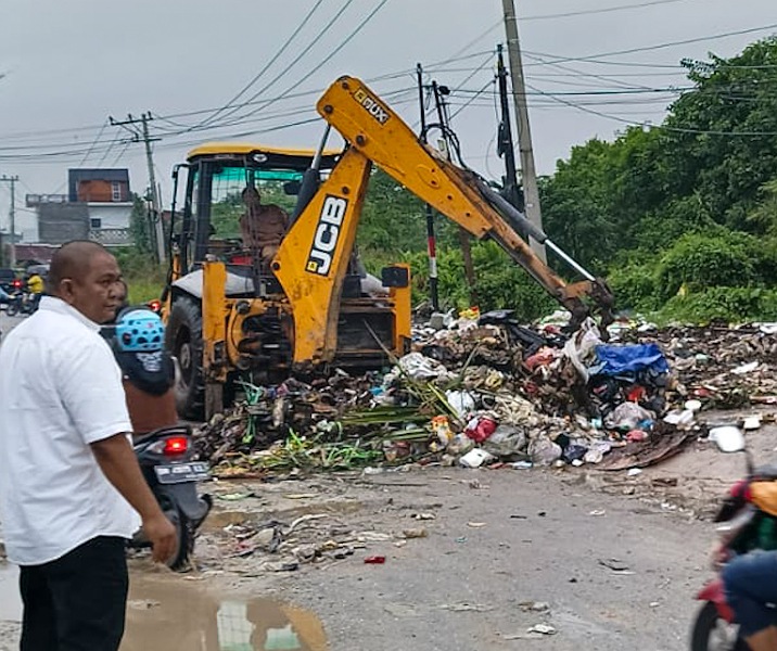 Pemko Pekanbaru mengerahkan alat berat saat masa darurat sampah. Foto: Istimewa.