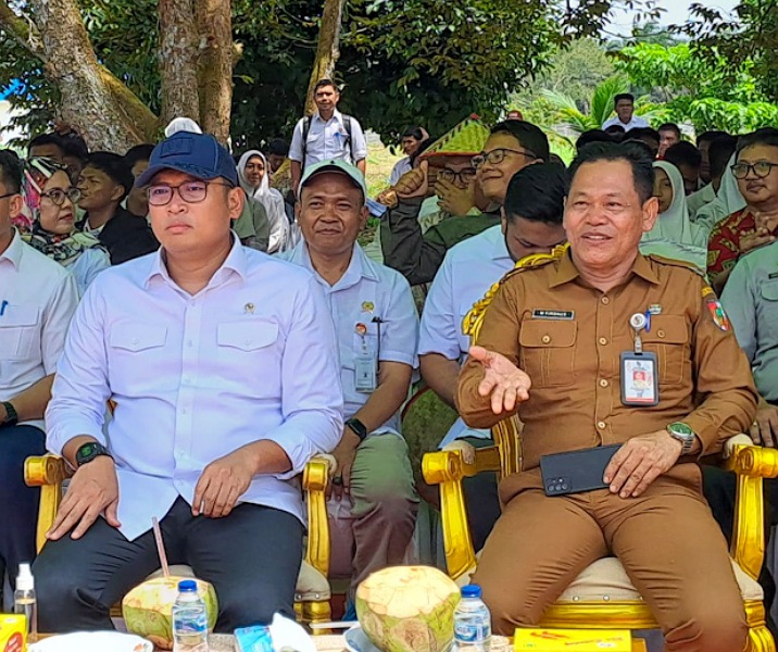 Wamentan Sudaryono bersama Kepala Distankan Pekanbaru Muhammad Firdaus. Foto: Istimewa.