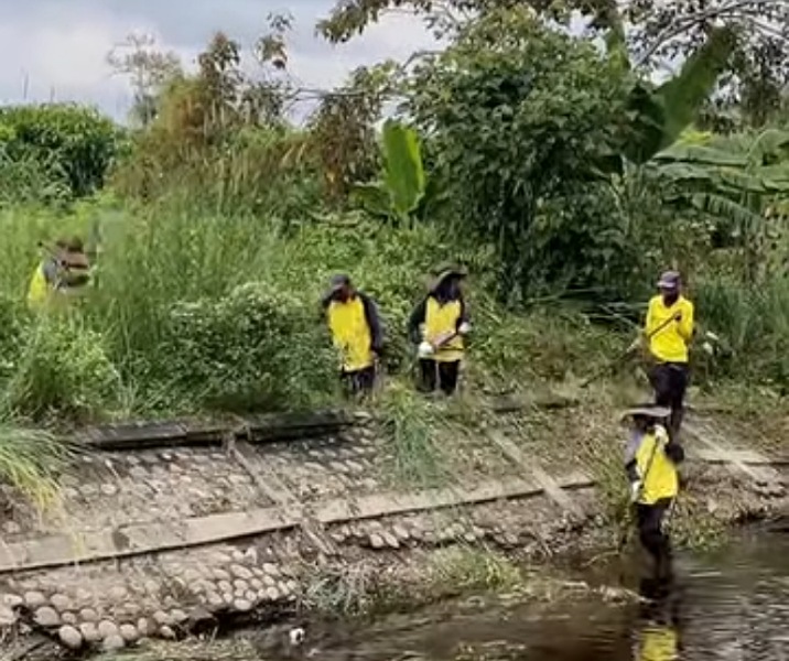 Pekerja Dinas PUPR saat membersihkan anak sungan di Parit Indah. Foto: Istimewa.