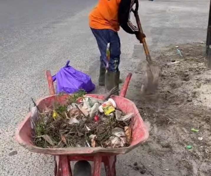 Dinas PUPR Pekanbaru membersihkan area drainase Jalan Tuanku Tambusai. Foto: Istimewa.