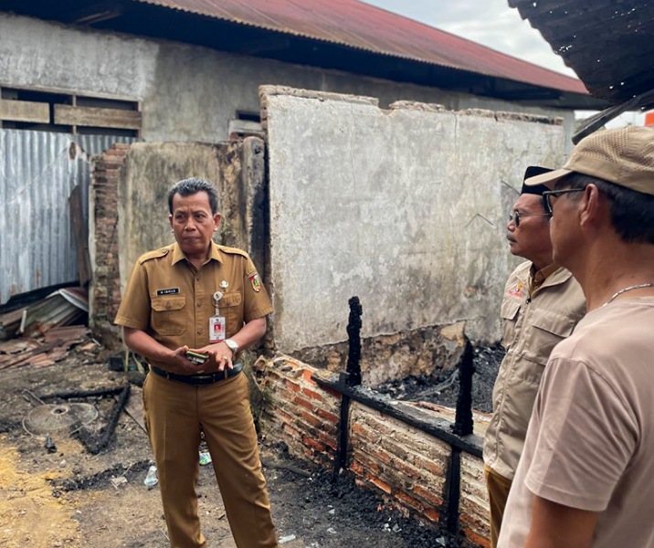 Kepala Dinsos Pekanbaru Idrus mengunjungi korban kebakaran di Jalan Pontianak pada 10 Februari 2025. Foto: Istimewa.