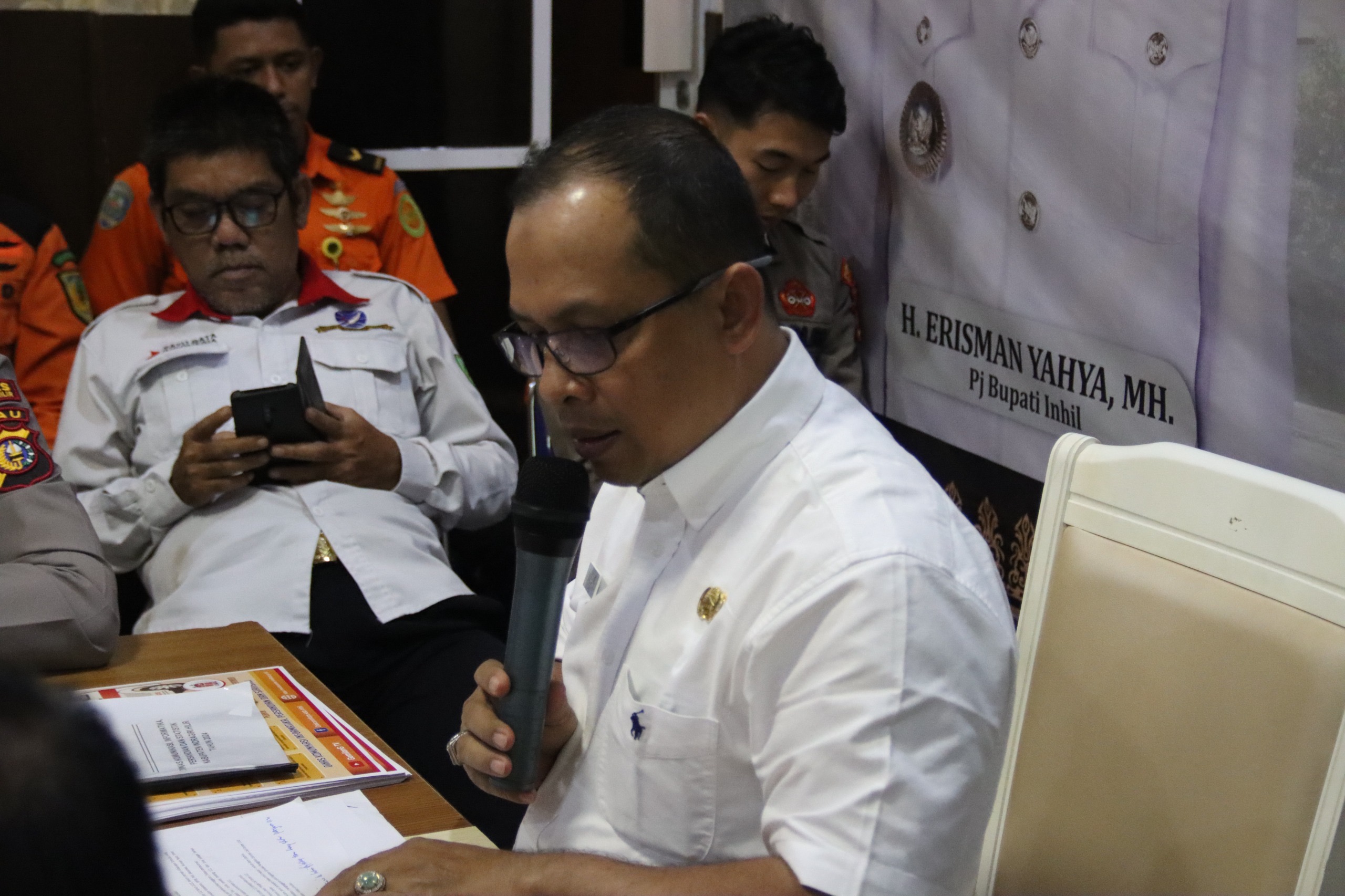 Kepala Diskominfopers Kabupaten Inhil, Trio Beni Putra memimpin rapat