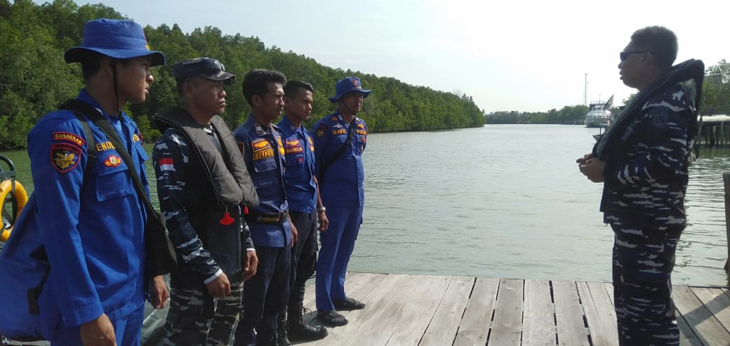 Pos TNI AL Posal Tanjung Medang Rupat utara bersama tim SAR gabungan melakukan pencarian terhadap hilang kontak nelayan Rupat di perairan selat Malaka disekitaran Line 3 alur pelayaran internasional, Jumat 21 Februari 2025.