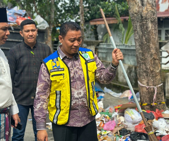 Wawako Pekanbaru Markarius Anwar saat memimpin pembersihan sampah, Minggu (23/2/2025).Foto: Istimewa.