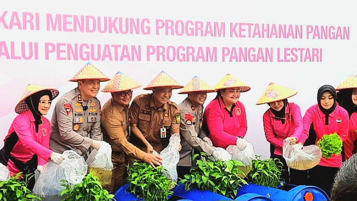 Kapolda Riau beserta Ketua Bhayangkari Riau berfoto bersama jajaran saat pelaksanaan giat P2L secara hidroponik