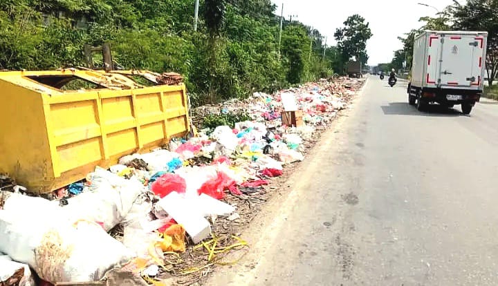 Sampah menumpuk di pinggir jalan Air Hitam Kecamatan Bina Widya