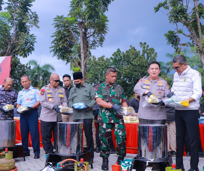 Pemusnahan barang bukti hasil tangkapan Polda Riau di halaman MPP Pekanbaru, Kamis (27/2/2025). Foto: Istimewa.