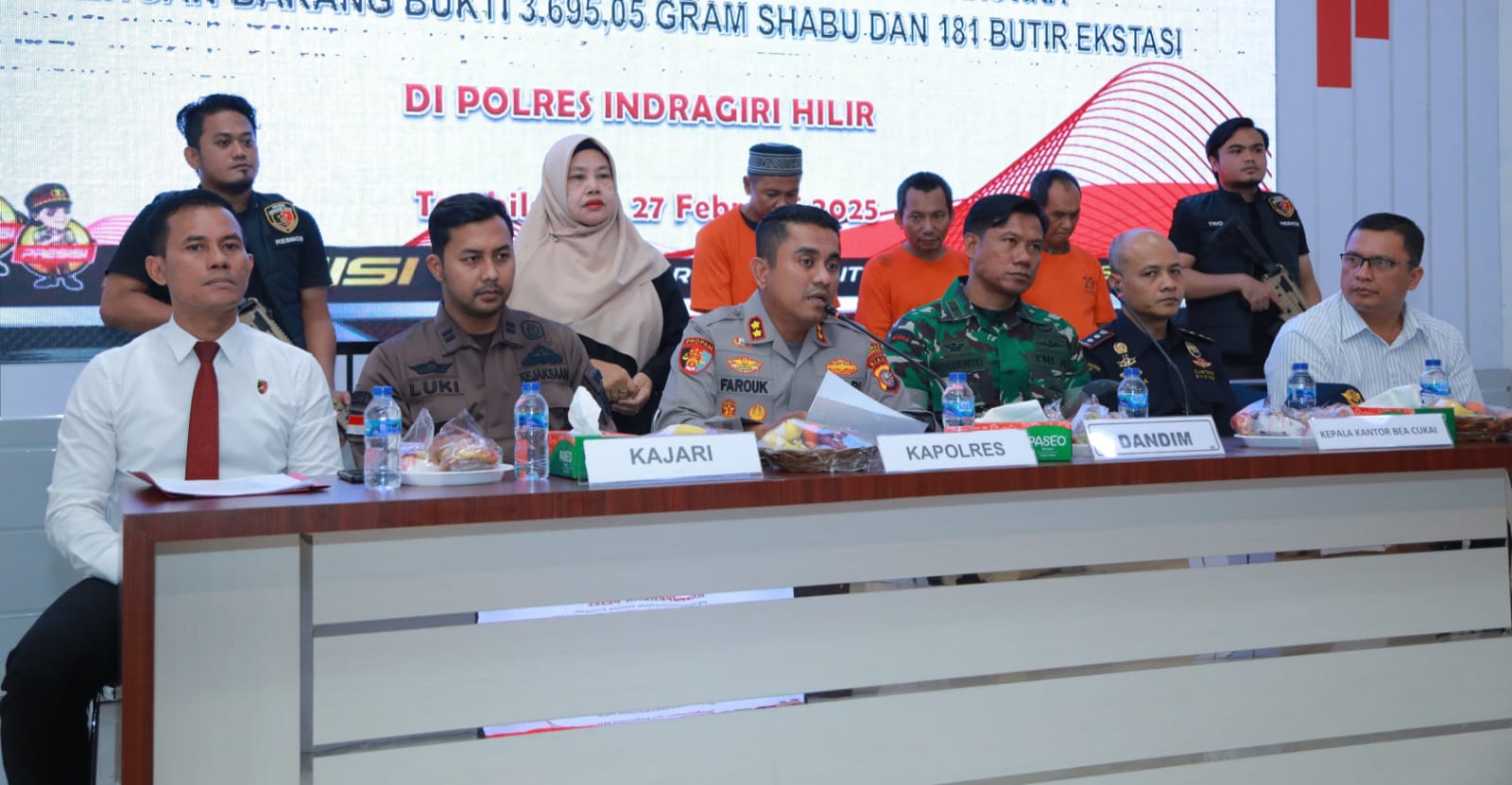 Kapolres Inhil bersama Forkopimda saat melakukan Konferensi Pers