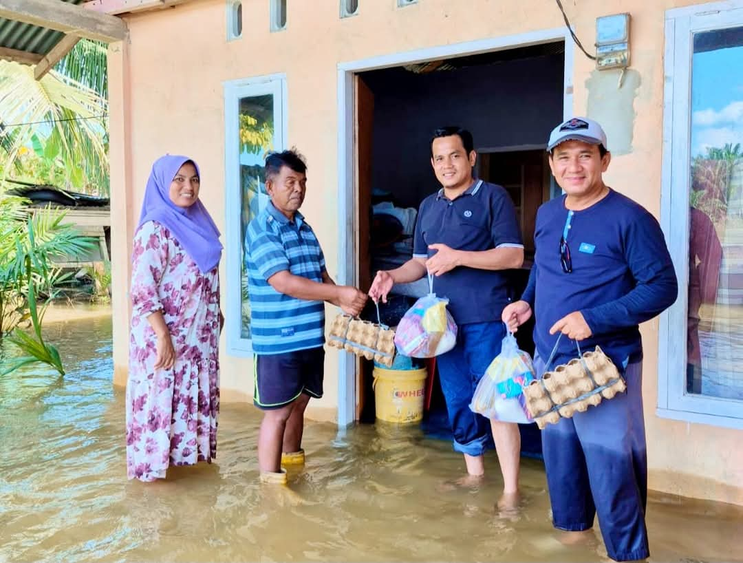 Penyerahan bantuan untuk warga terdampak banjir di Kecamatan Kampar Kabupaten Kampar