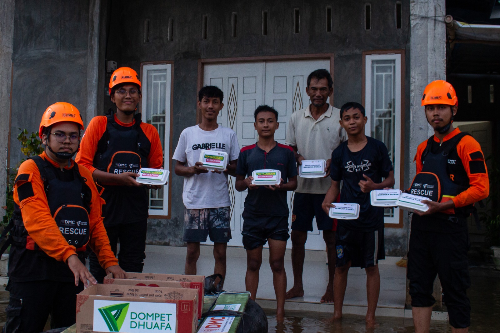 Penyaluran bantuan DMC Dompet Dhuafa dan Dompet Dhuafa Riau untuk korban banjir di Rumbai Pekanbaru