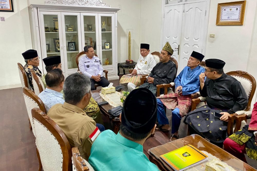 Tim Perjuangan Hak-hak Masyarakat Adat LAMR denga Gubri Abdul Wahid