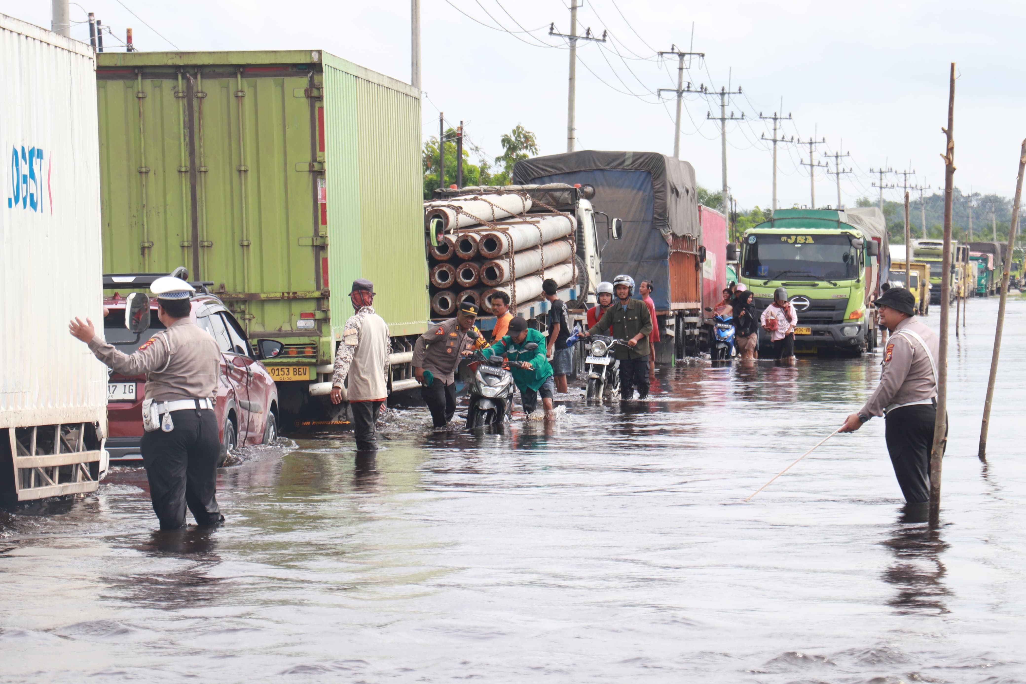 Banjir di Jalan Lintas Timur Pelalawan