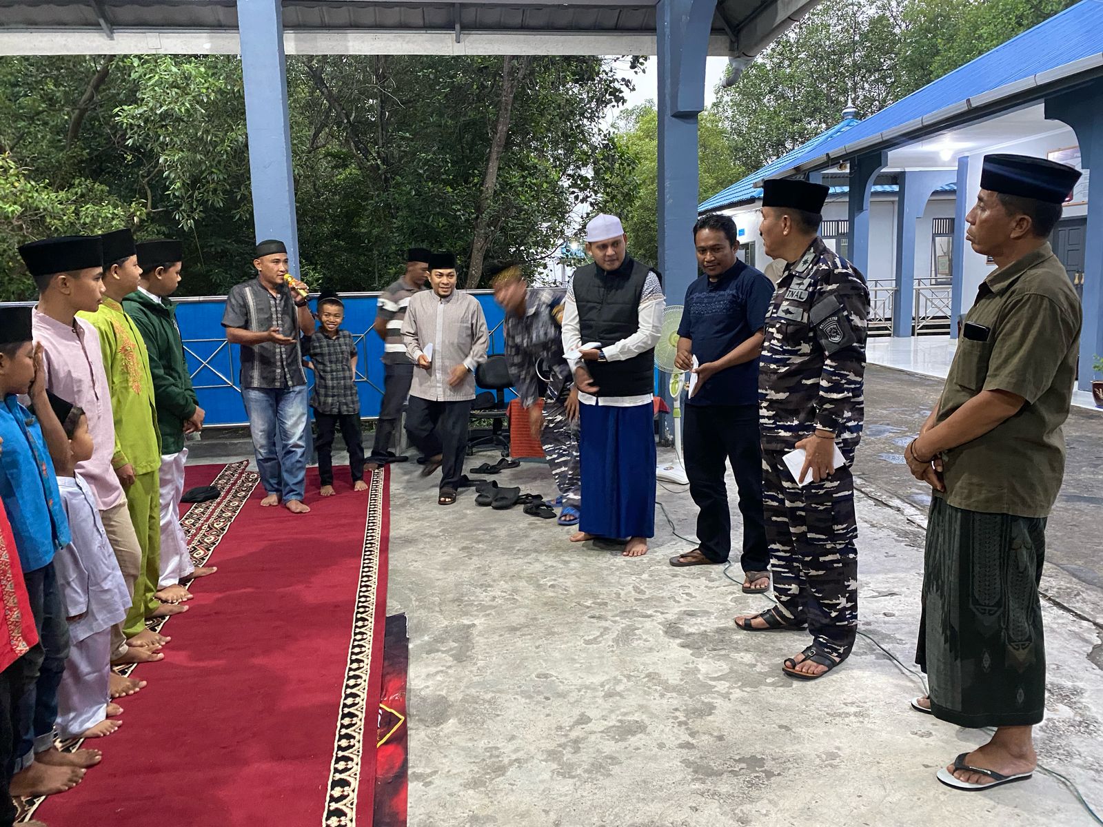 Pos TNI Angkatan Laut Posal Bengkalis Lanal Dumai gelar berbuka puasa bersama anak anak yatim dan melaksanakan sholat berjamaah serta turut menyalurkan santunan kepada anak yatim yang hadir, Jumat 14 Maret 2025 malam.