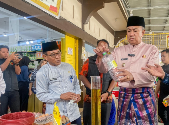 Wabup Meranti, Muzamil cek takaran Minyakita