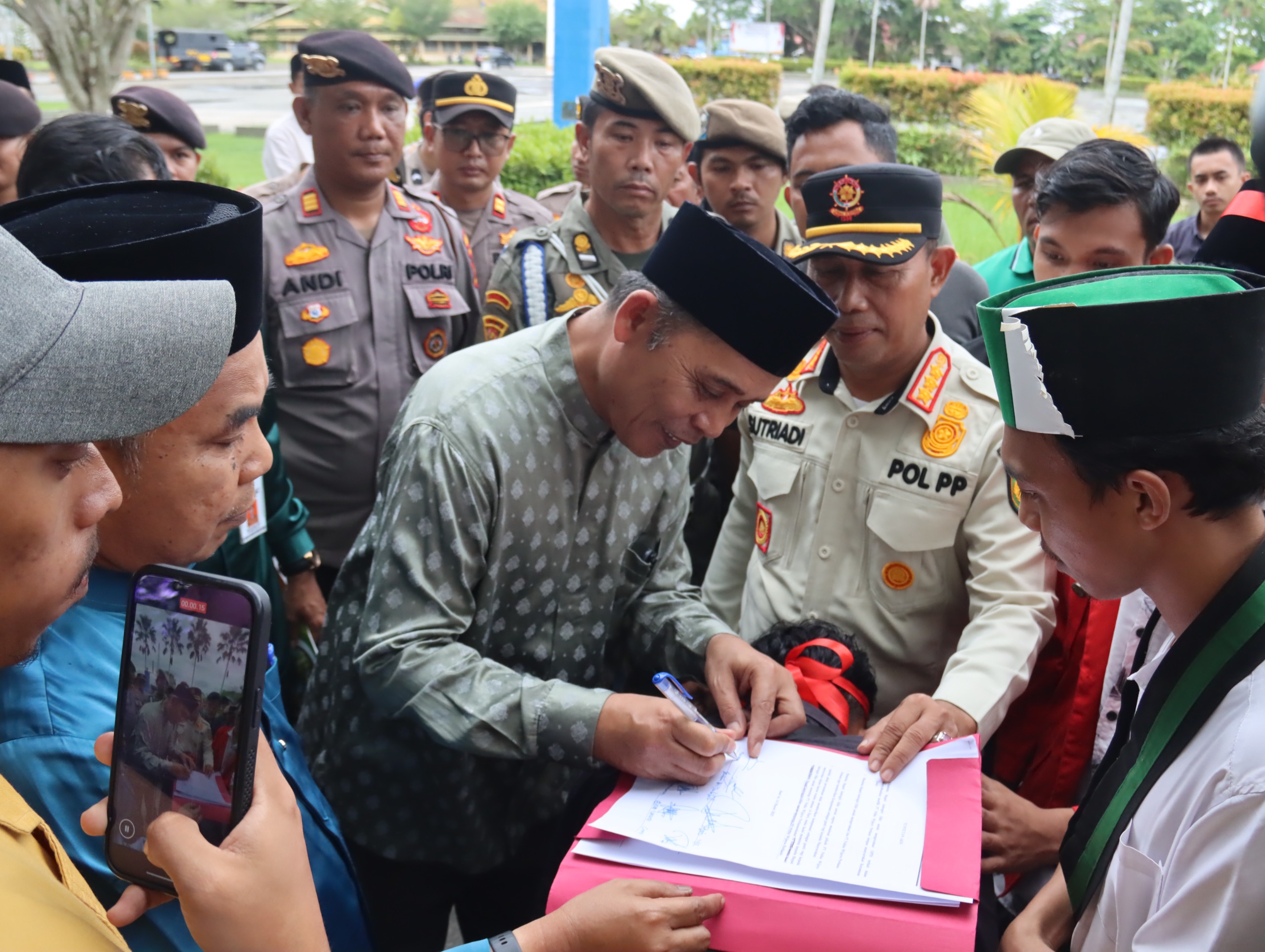 Bupati Unhil, Herman saat mendatangi aksi mahasiswa