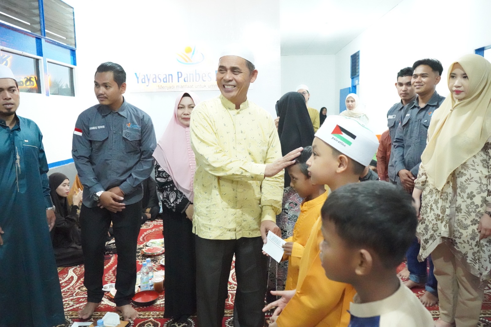 Bupati Inhil Bersama Ketua TP PKK Inhil Menyerahkan Santunan untuk Anak Yatim di Rumah Singgah Panbes