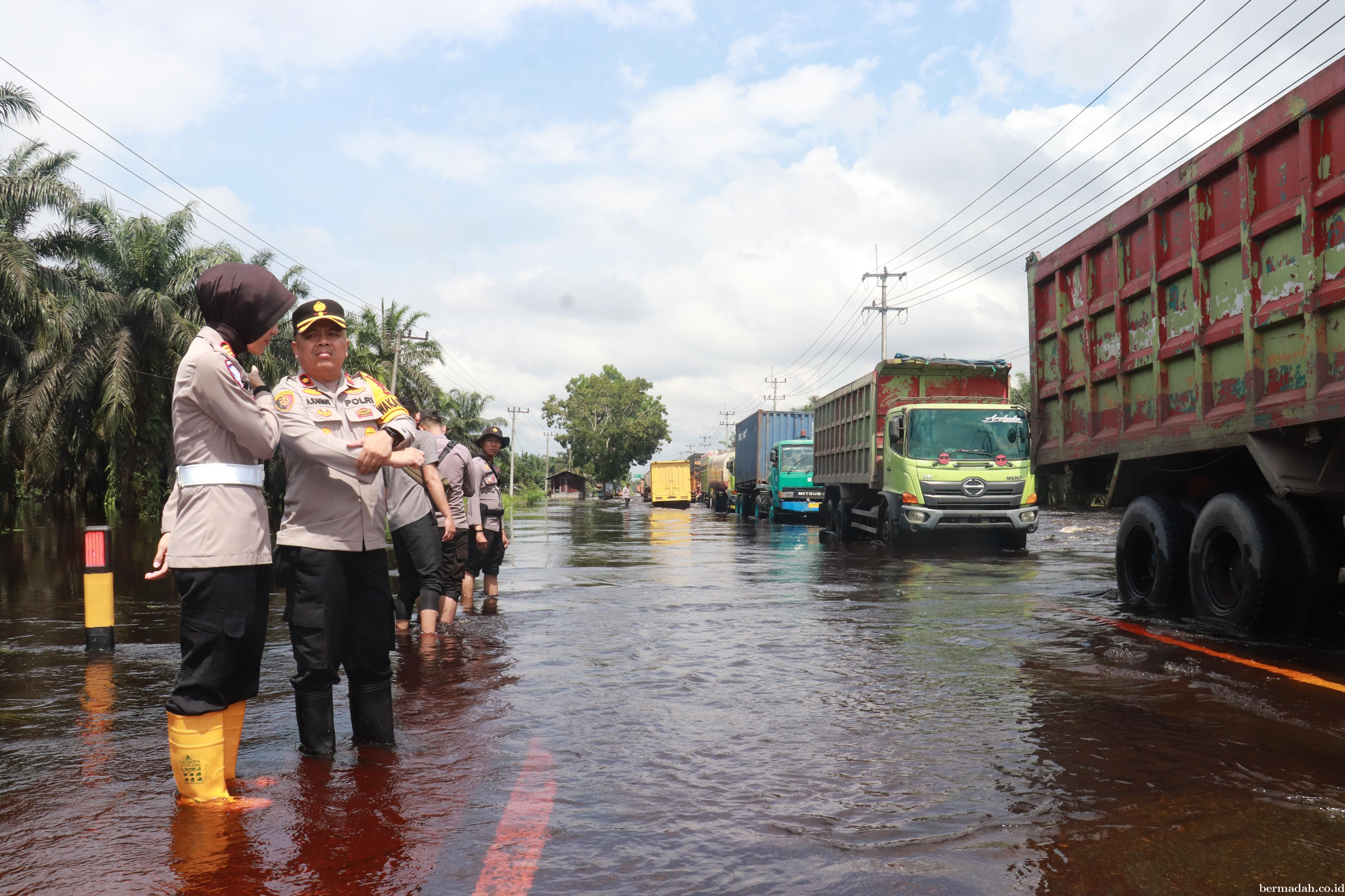 Banjir di jalan lintas timur Pelalawan