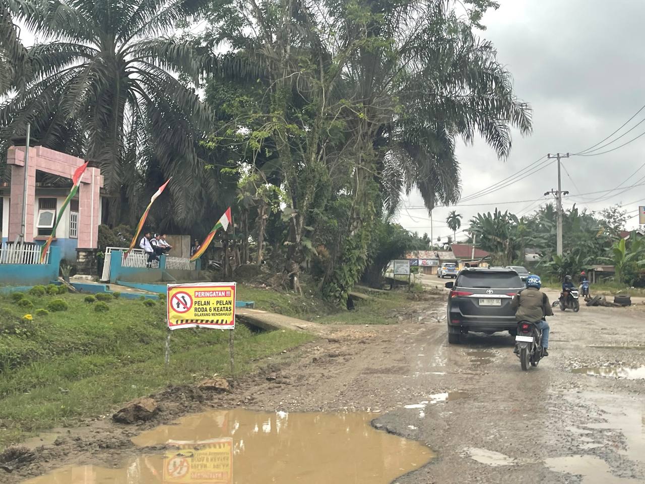 Salah satu lokasi jalan rusak parah di Indragiri Hulu