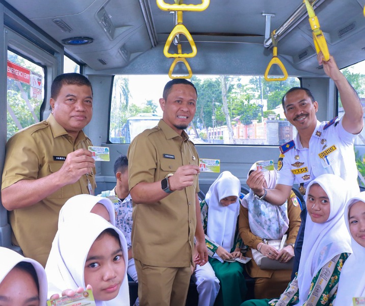 Kepala Disdik Abdul Jamal bersama Kepala Dishub Yuliarso mendampingi Wali Kota Pekanbaru Agung Nugroho saat menumpangi bus TMP bersama pelajar menuju sekolah, Selasa (18/3/2025). Foto: Istimewa.