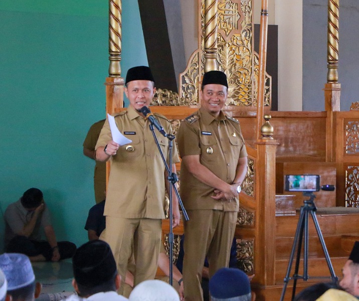 Wali Kota Agung Nugroho bersama Wakil Wali Kota Pekanbaru Markarius Anwar saat pertemuan dengan pengurus masjid di Masjid Al Firdaus, Kompleks Perkantoran Tenayan Raya, Selasa (18/3/2025). Foto: Istimewa.