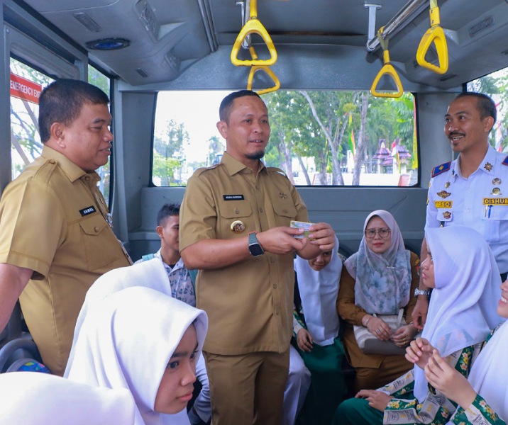 Wali Kota Pekanbaru Agung Nugroho saat menunpangi bus TMP bersama pelajar. Foto: Istimewa.